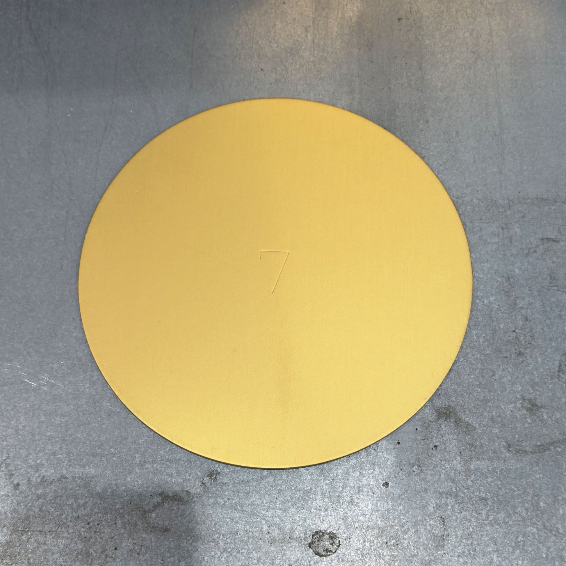 Solo Cake Board - Circle Gold closeup Marah Design