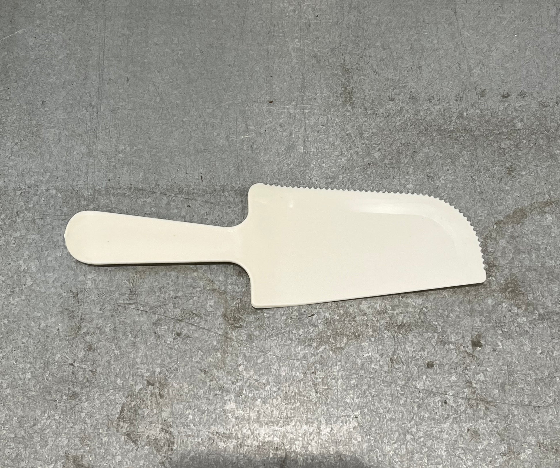 Disposable Plastic Cake Server Serrated Edges Marah Design 