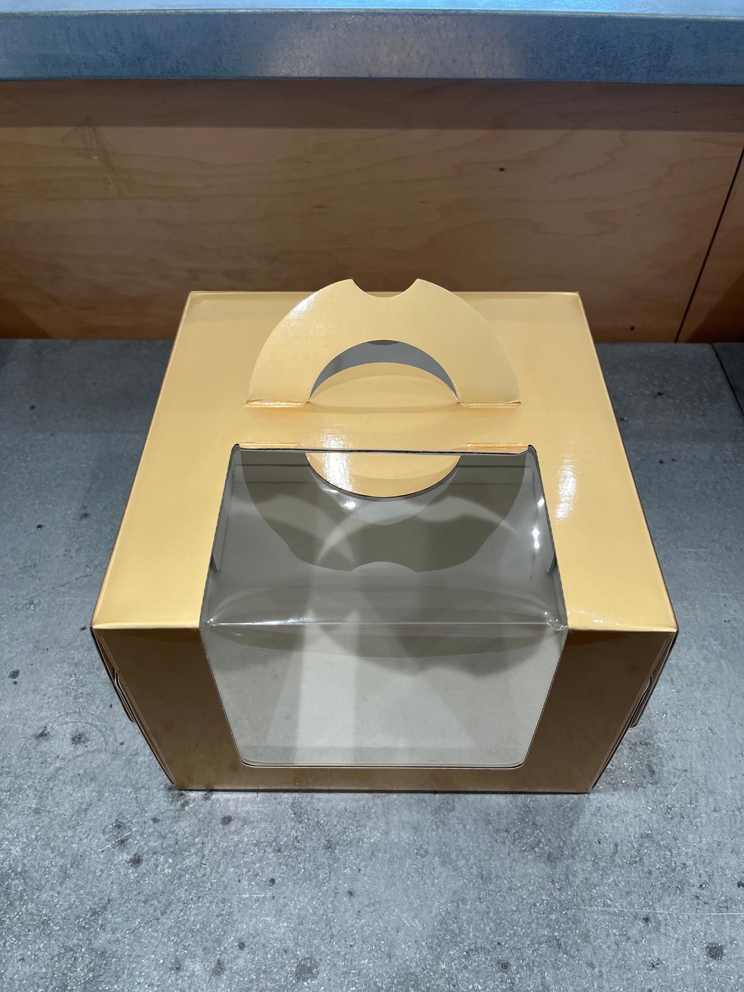 Cake box with Handle