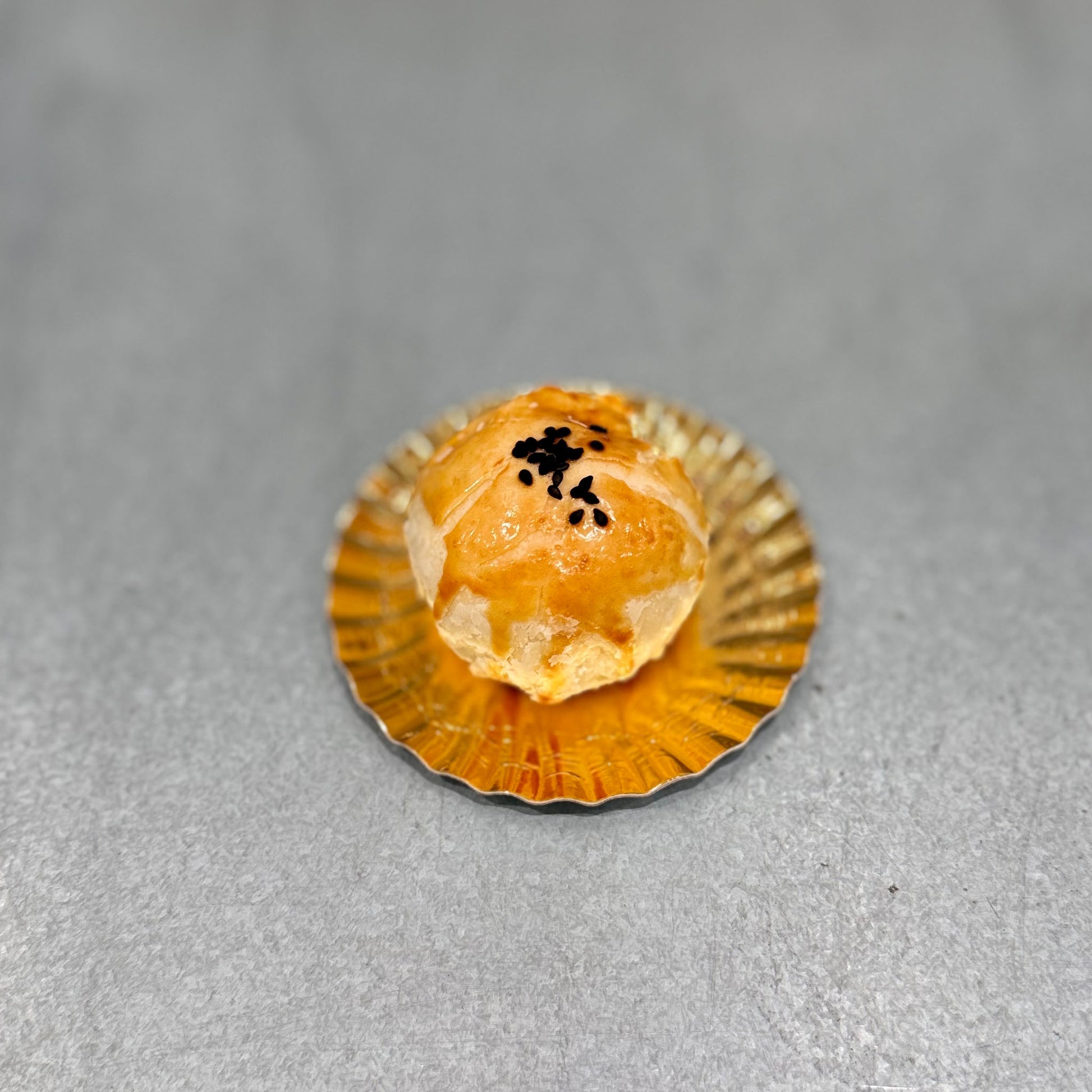 Marah Design Dessert Plate - Golden, Small Scallop Rimmed -solo - mooncake 