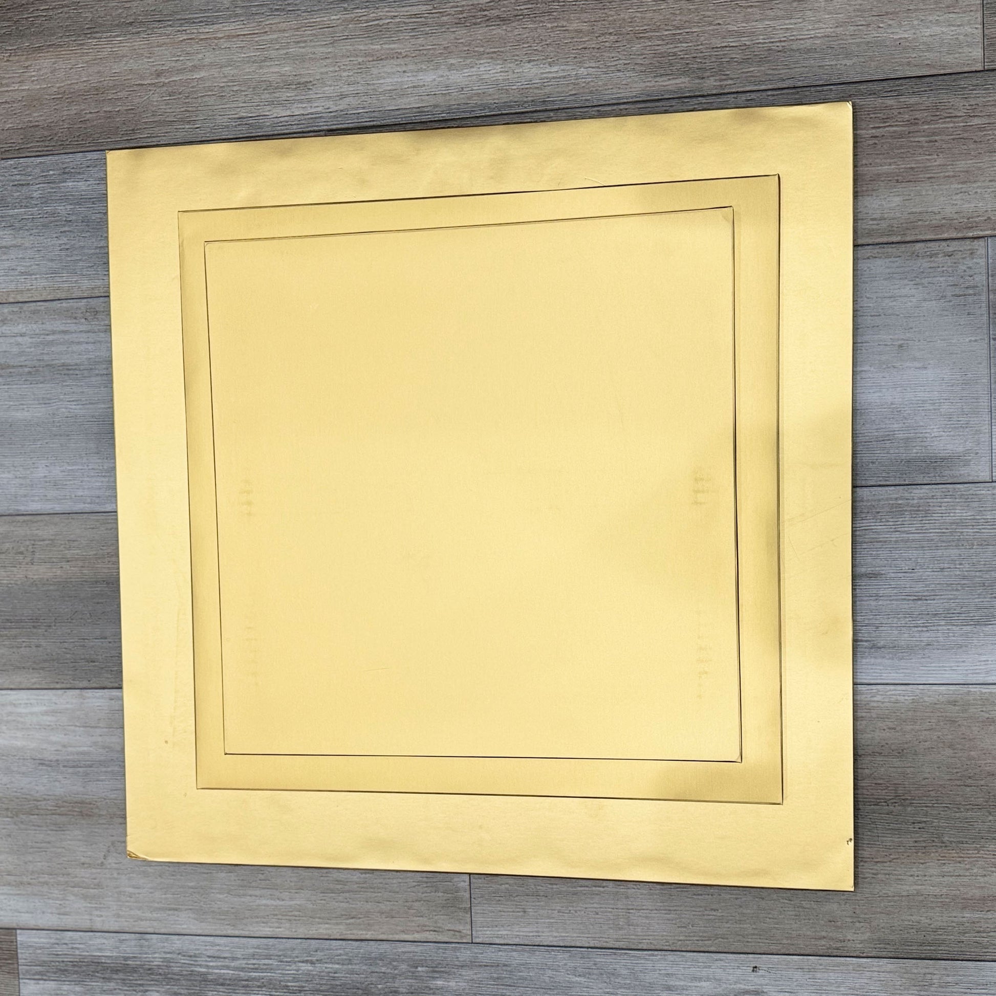 Marah Design cake boards gold square flat close-up
