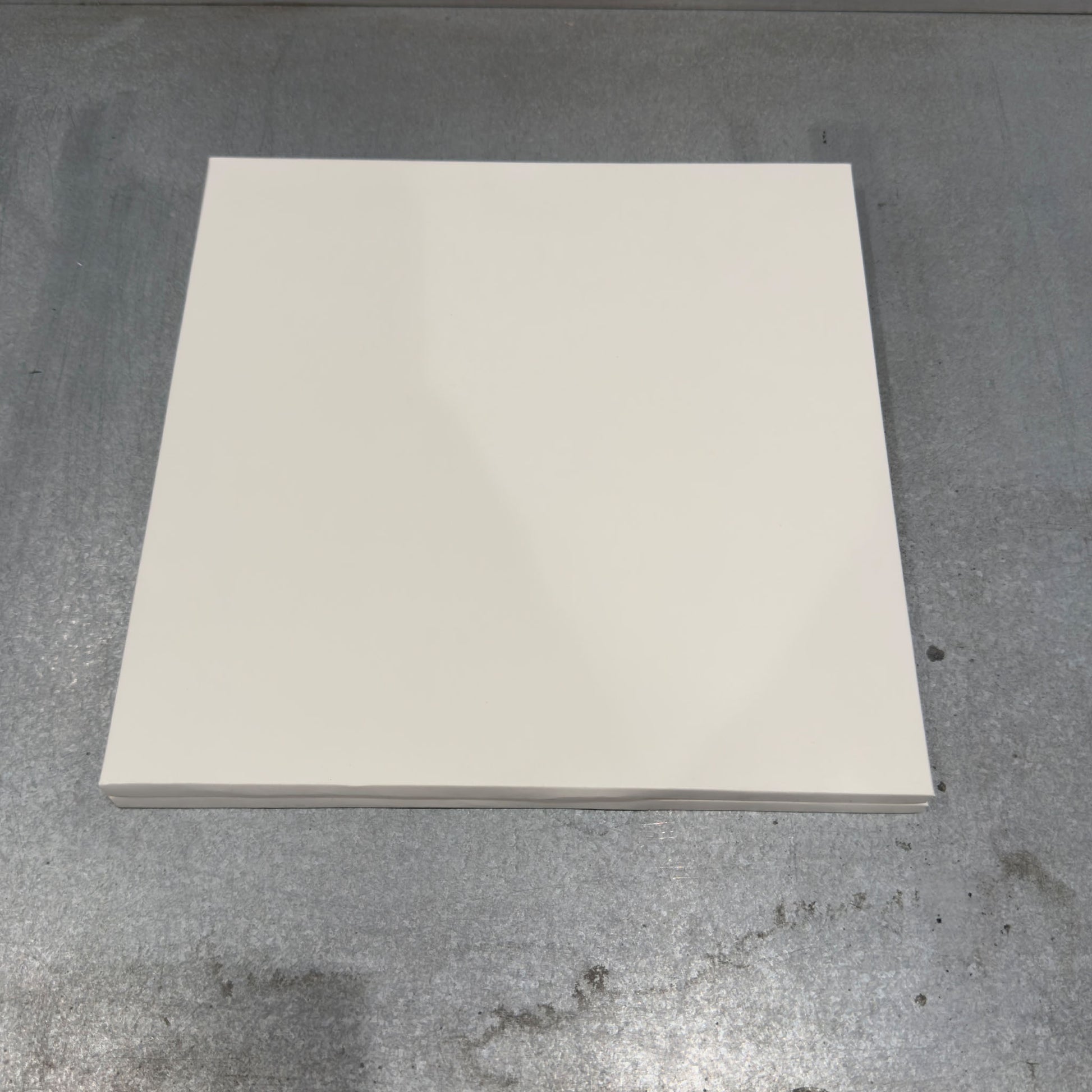 Marah Design cake boards white square flat - solo close-up 