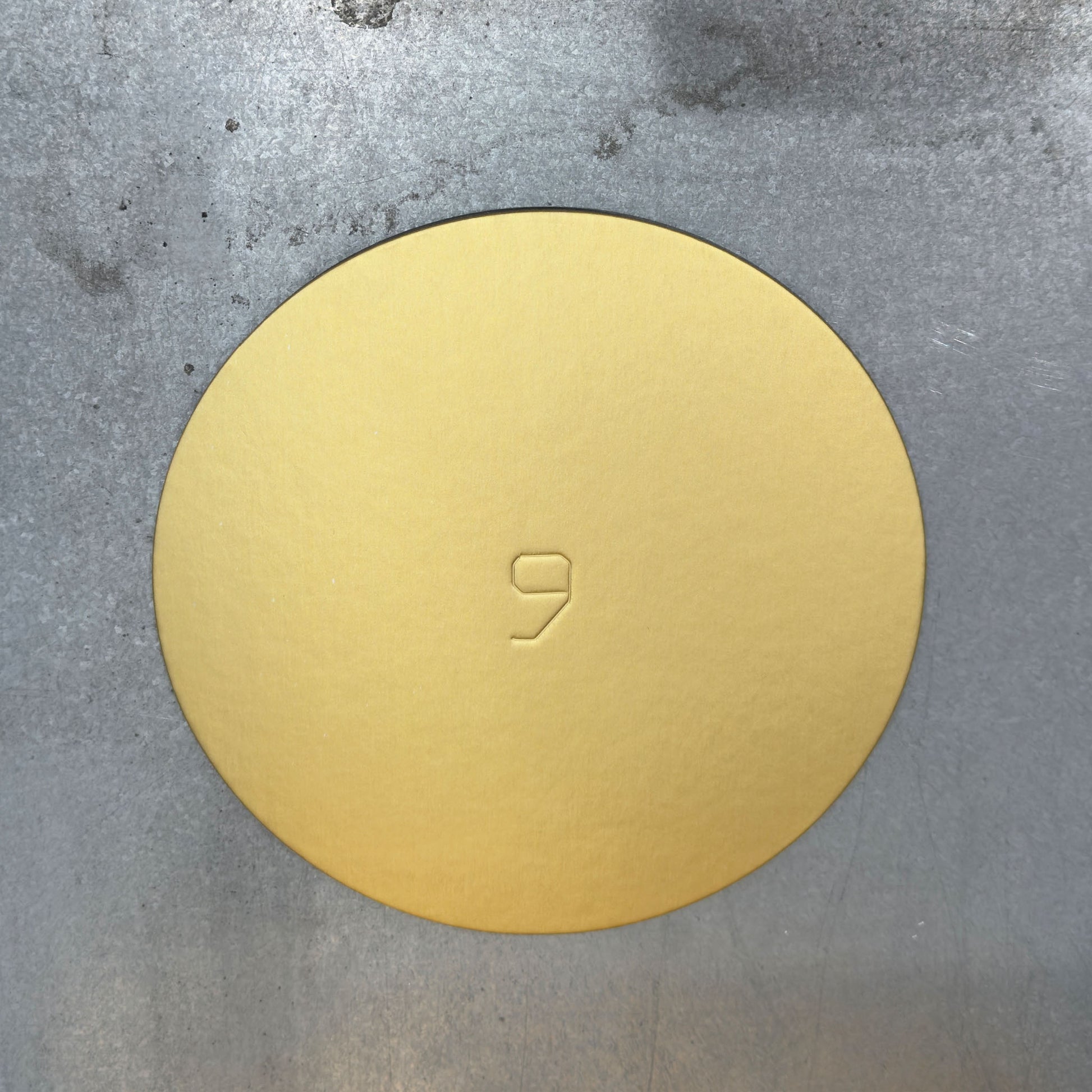 Solo Cake Board - Circle Gold flat closeup Marah Design 